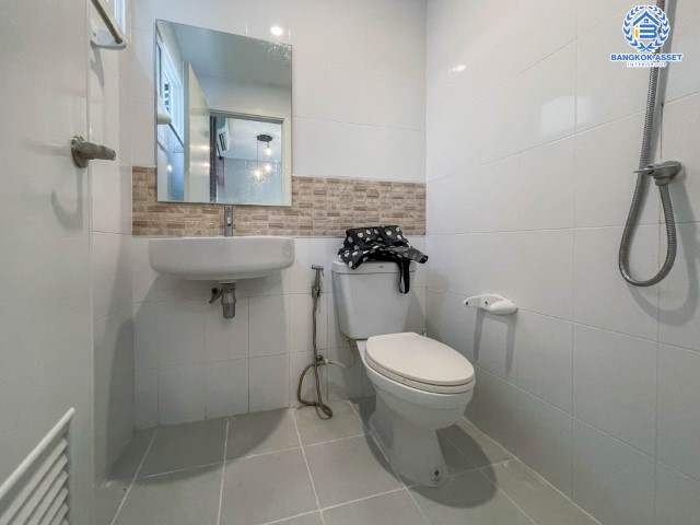 *****ทาวน์เฮ้าส์มือสองย่านกรุงเทพฯ ม.กัสโต้ เพชรเกษม-ทวีวัฒนา เนื้อที่มากถึง 21.6 ตร.ว. ฟังก์ชัน 3 ห้องนอน 2 ห้องน้ำ 2 ที่จอดรถ บ้านต่อเติมครัว และโรงจอดรถพร้อมแล้ว บนทำเลเชื่อมต่อถ.เลียบคลองทวีวัฒนา, ถ.เพชรเกษม, ถ.พุทธมณฑลสาย 3, ถ.บรมราชชนนี จองด่วน!